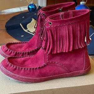 Gorgeous fuchsia rare UGG Australia leather moccasin! Size 10 fits like 9-9.5.